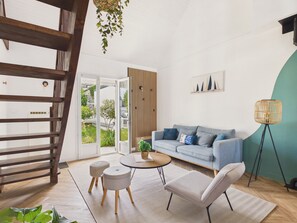 A modern living room with a sofa, coffee table, and a floor lamp. - Near beach, house for 10 with garden (Erquy)