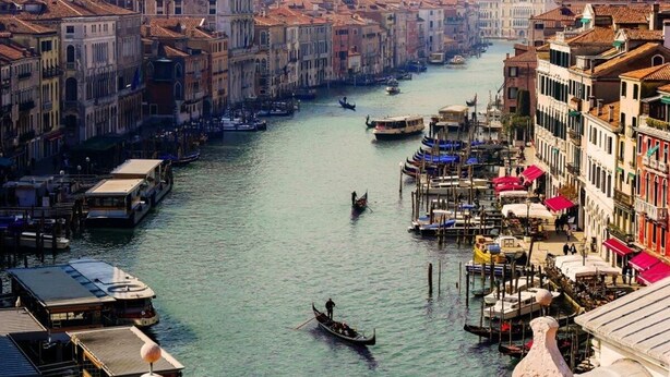 Un canal en Venecia con barcos y edificios históricos.