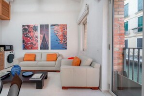 Ein Wohnzimmer mit einer Couch, einem Couchtisch und Kunstwerken an der Wand.