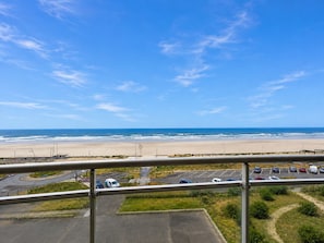 A coastal view with a beach, parking lot, and a road leading to the beach. - Sea-view balcony & beach access - Sleeps 4 (Saint-Hilaire-de-Riez)