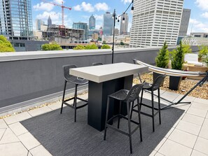 Outdoor dining - Rooftop City Views/ Walk to Atlanta/Mercedes Benz Stadium (Atlanta)