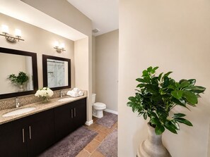 Bathroom - Rooftop City Views/ Walk to Atlanta/Mercedes Benz Stadium (Atlanta)