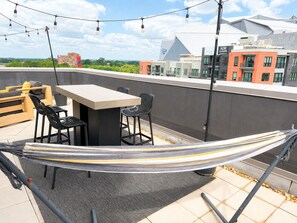 Outdoor dining - Rooftop City Views/ Walk to Atlanta/Mercedes Benz Stadium (Atlanta)
