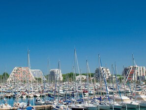 A marina with numerous boats docked, surrounded by modern buildings. - Air-conditioned apartment in city center - 2 guests (La Grande-Motte)