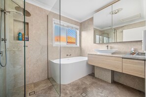Bathroom - 4 BR Family Home in Runcorn close to local market and quick access to CBD (Runcorn)