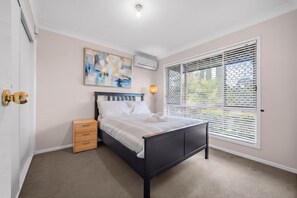 Room - 4 BR Family Home in Runcorn close to local market and quick access to CBD (Runcorn)