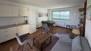 A compact living space with a kitchenette, dining area, and a sofa. - Apartment with parking - 4/6 guests (Port Leucate)