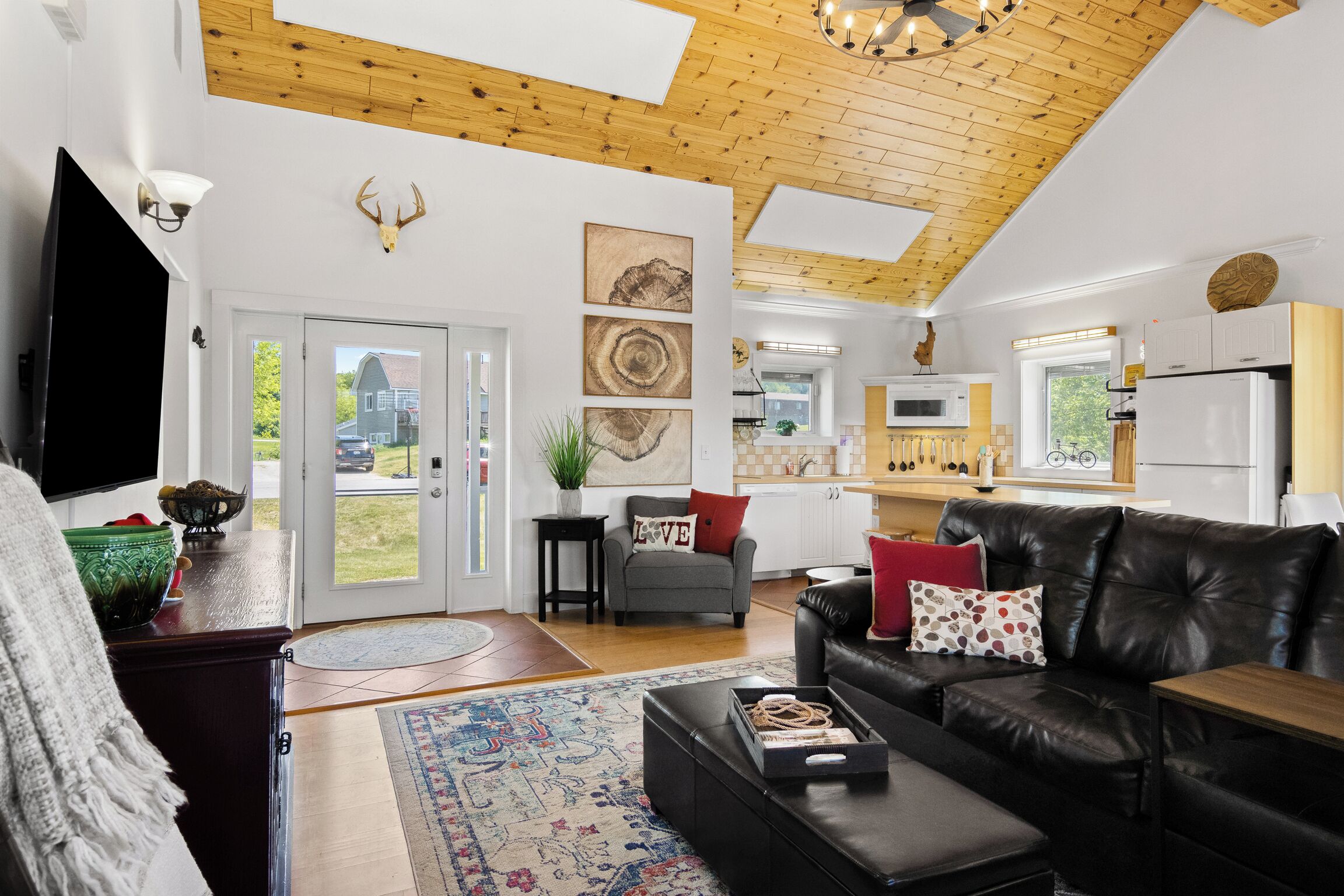 Smart TV, fireplace