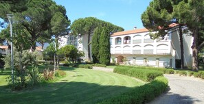 Un edifici amb façana blanca, finestres apuntades i teulada de rajoles vermelles.