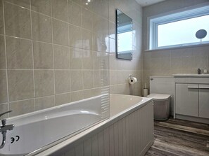 Bathroom - Beach Horizon - ground floor flat with patio boasting views to sea (Pevensey Bay)