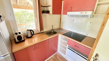 Réfrigérateur, micro-ondes, plaque de cuisson, lave-vaisselle