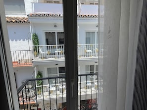 Une vue d’un immeuble d’habitation doté de nombreux balcons, certains avec des garde-corps blancs et d’autres avec des garde-corps noirs.