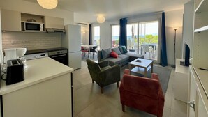 A modern apartment with a kitchen, dining area, and living room. - Apartment with AC, parking - 4 guests (Sète)
