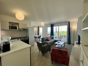 A modern apartment with a kitchen, dining area, and living room. - Apartment with AC, parking - 4 guests (Sète)