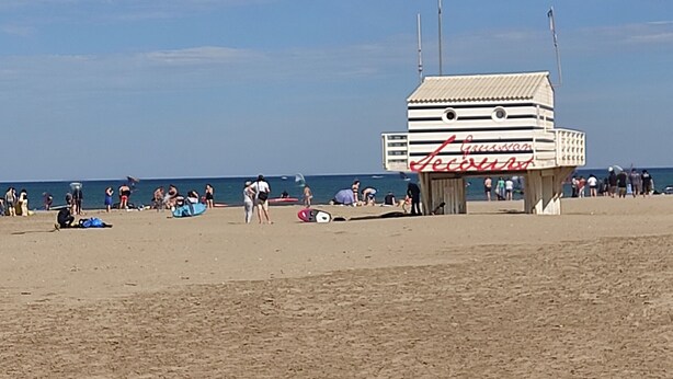 Een strand met een bewakingstoretje, genaamd 'Garrison Beach'.