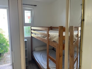 A bunk bed with a window, a door, and a small desk. - Studio near the beach - 4 guests (Gruissan)