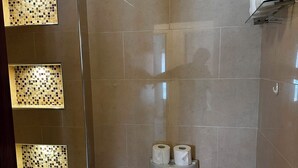 Et badeværelse med badekar, toilet og håndvask.
