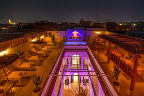 تناول الطعام بالخارج