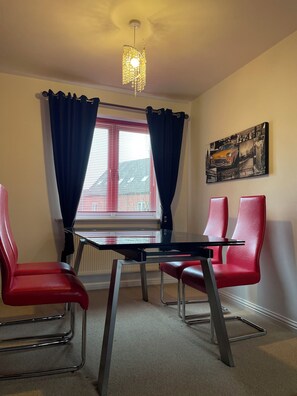 Dining - The Coach-House, Lincoln Central + Parking, walking distance to all attractions (Lincoln)