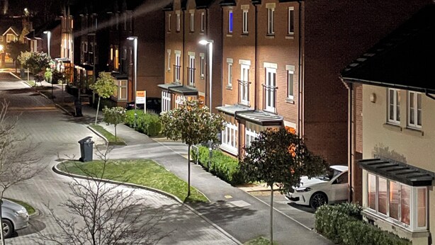 A residential street at night with houses, street lamps, and parked cars. - The Coach-House, Lincoln Central + Parking, walking distance to all attractions (Lincoln)