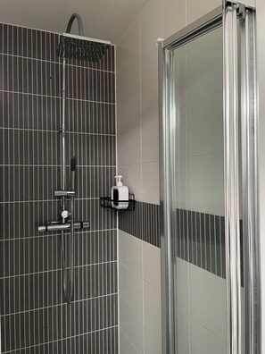Bathroom - The Coach-House, Lincoln Central + Parking, walking distance to all attractions (Lincoln)