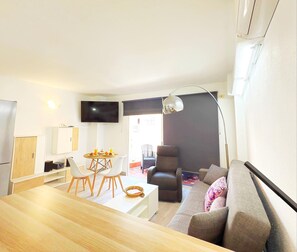 TV - Modern studio 50m from the beach with air conditioning (Los Cristianos)