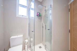 Hair dryer, towels - Fitzrovia 1BR | Dishwasher | Sleeps 4 | Steps to Oxford Circus | Lift (London)