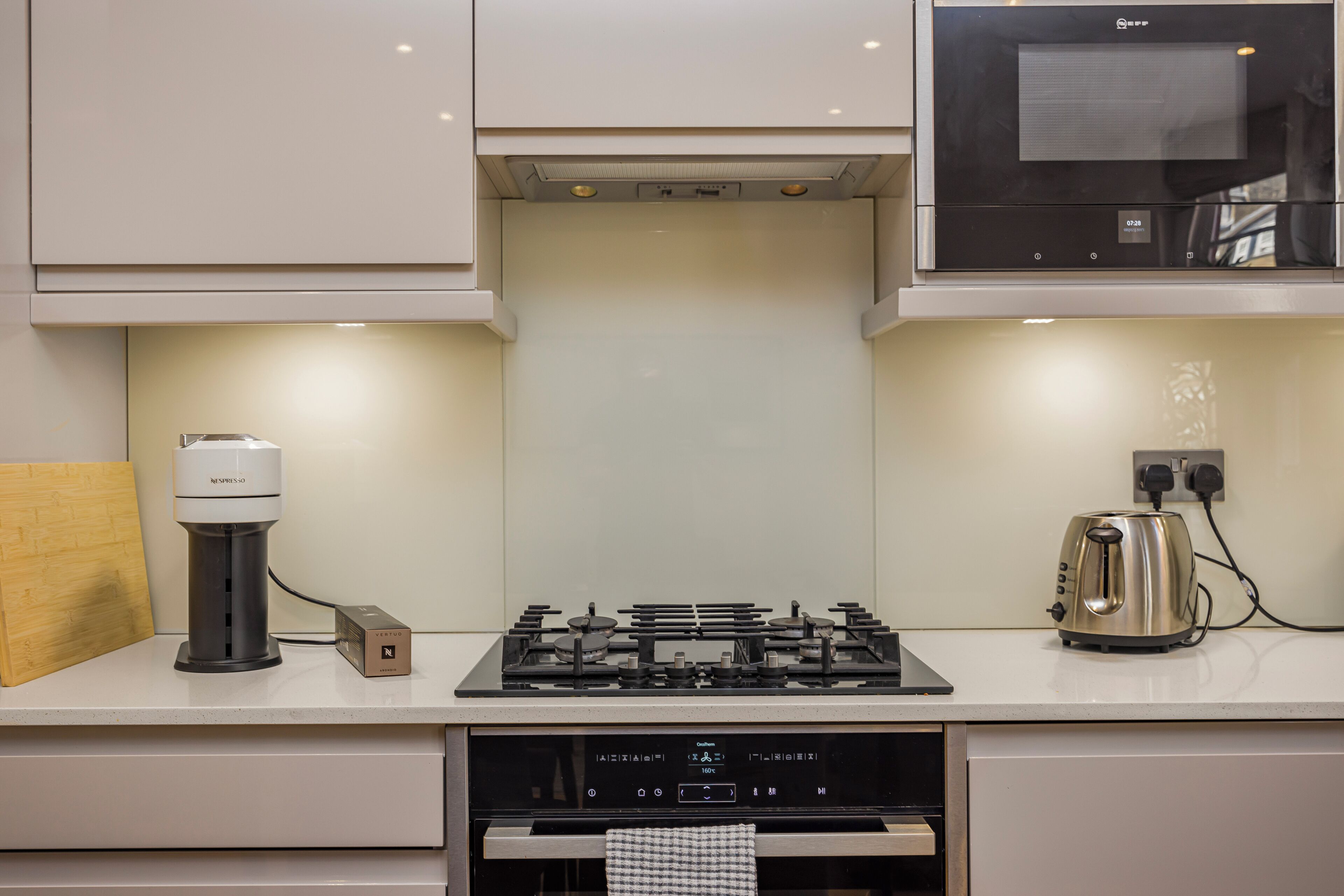 Cafetera/tetera, refrigerador, microondas, horno