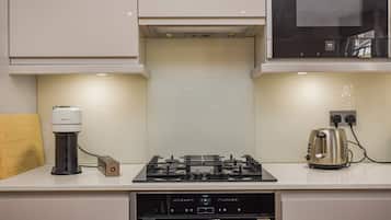 Cafetera/tetera, refrigerador, microondas, horno