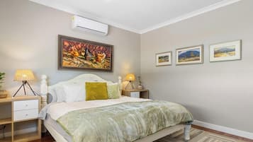 Desk, iron/ironing board, WiFi, bed sheets
