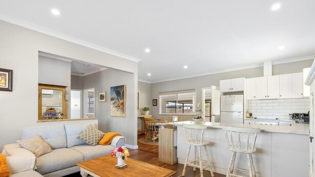 A modern apartment with a living room, kitchen, and dining area. - The Art Lovers Cottage in Mandurah 1BR (Dudley Park)