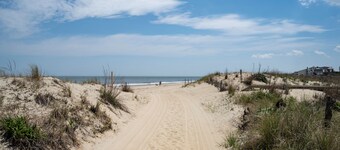 SWEET 3 BR, DOG-FRIENDLY COTTAGE IN OCEAN BLOCK DEWEY - 24 West St.