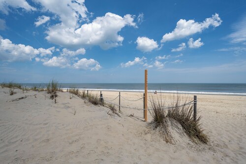 SWEET 3 BR, DOG-FRIENDLY COTTAGE IN OCEAN BLOCK DEWEY - 24 West St.