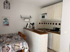 Coffee/tea maker, fridge, microwave, stovetop - Charming apartment with terrace - 4 guests (Moliets-et-Maa)