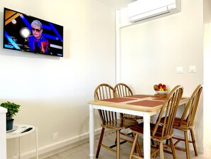Dining - Apartment with AC, sea view - 4 guests (Le Lavandou)