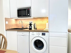 Private kitchen - Apartment with AC, sea view - 4 guests (Le Lavandou)