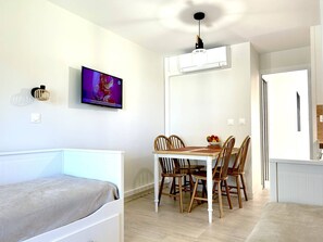 Room - Apartment with AC, sea view - 4 guests (Le Lavandou)