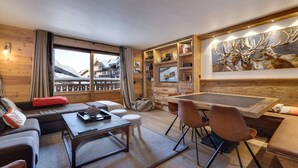 Ein gemütliches Wohnzimmer mit einer Couch, einem Couchtisch und einem Essbereich.