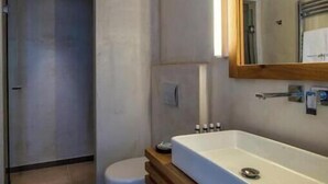 Bathroom - o Lofos CHORA Deluxe Suite with Private Pool (Mykonos)