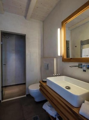 Shower, hair dryer, towels, soap - o Lofos CHORA Deluxe Suite with Private Pool (Mykonos)