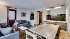 Eine moderne Wohnung mit Wohnzimmer, Essbereich und Küche.