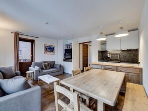 A modern apartment with a living room, dining area, and kitchen. - Apartment at the foot of the slopes - 5 guests (Val-d'Isère)