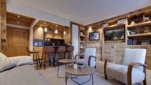 Een modern interieur met een keuken, eethoek en zithoek.