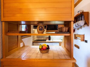 Fridge, microwave, dishwasher - Ski-in/ski-out apartment, parking - 4-6 guests (Val-d'Isère)