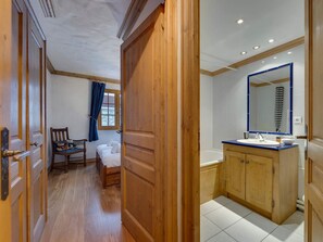 2 bedrooms, free WiFi, bed sheets - Comfortable apartment near slopes - 4 guests (Val-d'Isère)