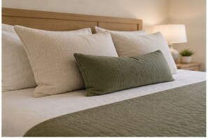 Iron/ironing board, free WiFi - The Arlisse Hotel (Toronto)