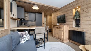 A modern, compact living space with a kitchen, dining area, and seating area. - Renovated apartment at the slopes - 4 guests (Val-d'Isère)