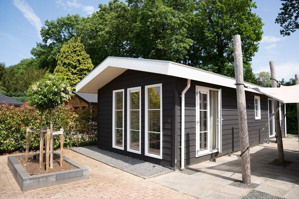 Exterior - Modern Veluwe Chalet with Communal Pool - Cozy Park Restaurant (Voorthuizen)