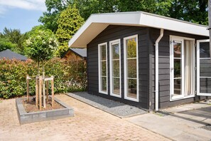 Exterior - Modern Veluwe Chalet with Communal Pool - Cozy Park Restaurant (Voorthuizen)