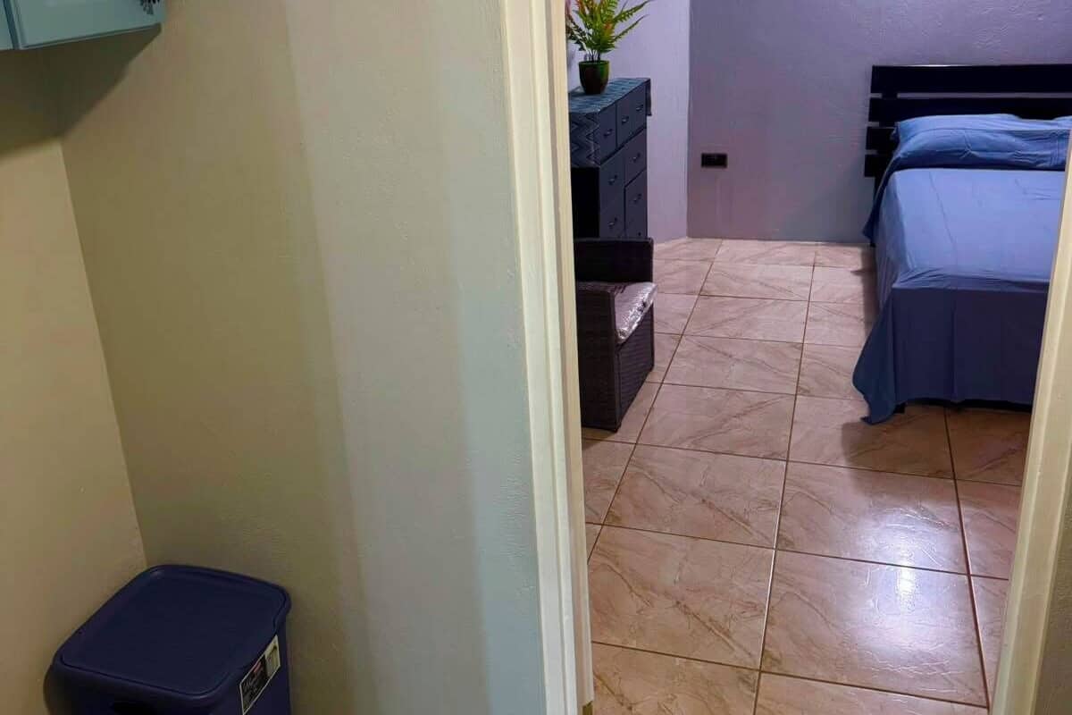 Departamento estándar | Caja de seguridad en la habitación y tabla de planchar con plancha